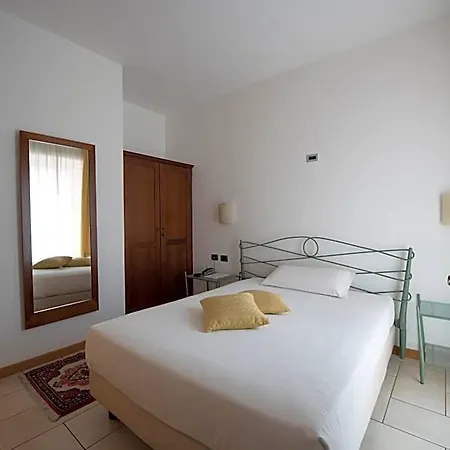 Hotel Villa Colico 3* كوليكو
