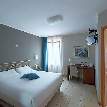 Hotel Villa Colico فندق 3*