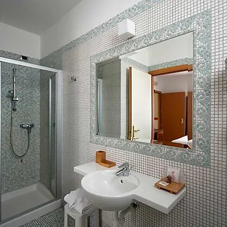 Hotel Villa Colico فندق 3*