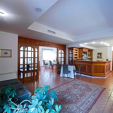 Hotel Villa Colico فندق 3*