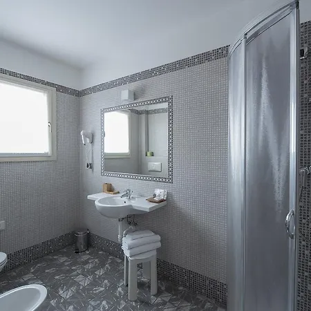 Hotel Villa Colico فندق
